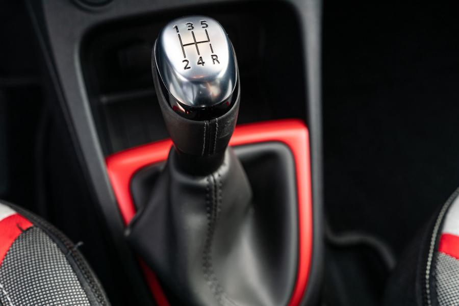 Детали интерьера Renault Captur Tokyo Edition 2018 года  (фото 11 из 38)
